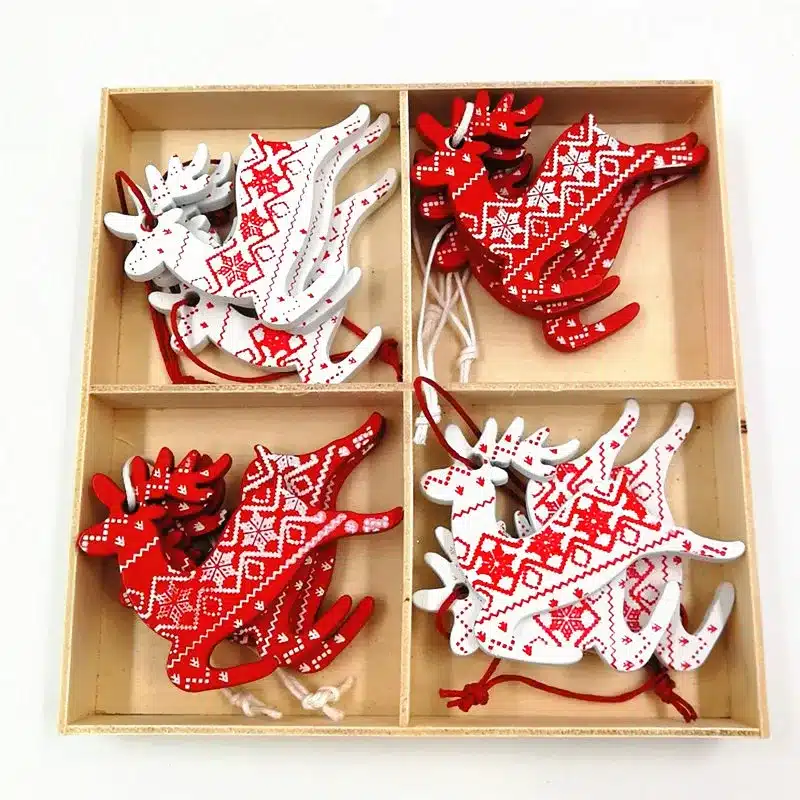 etiquettes cadeaux en bois avec motifs de noel, Décoration sapin rouge et blanc
