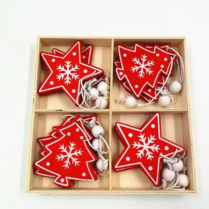 etiquettes cadeaux en bois avec motifs de noel, Décoration sapin rouge et blanc