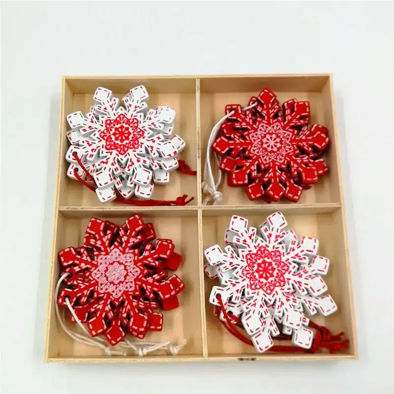 etiquettes cadeaux en bois avec motifs de noel, Décoration sapin rouge et blanc