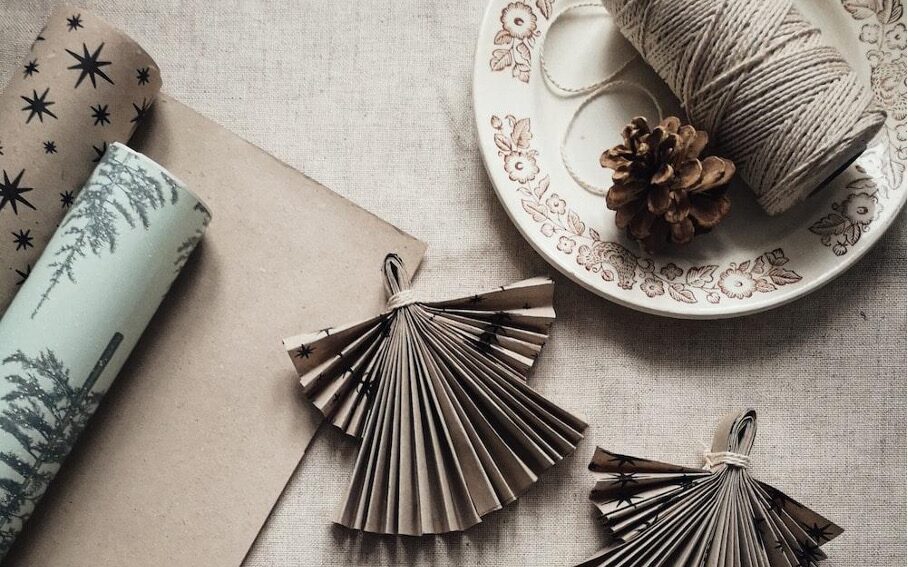 diy deco table noel, decoration de noel diy avec papier recycle ficelle et pomme de pin