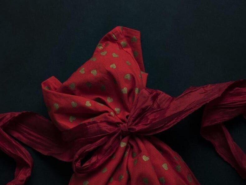 emballage cadeau zero dechet avec tissu furoshiki, emballage cadeau écolo.